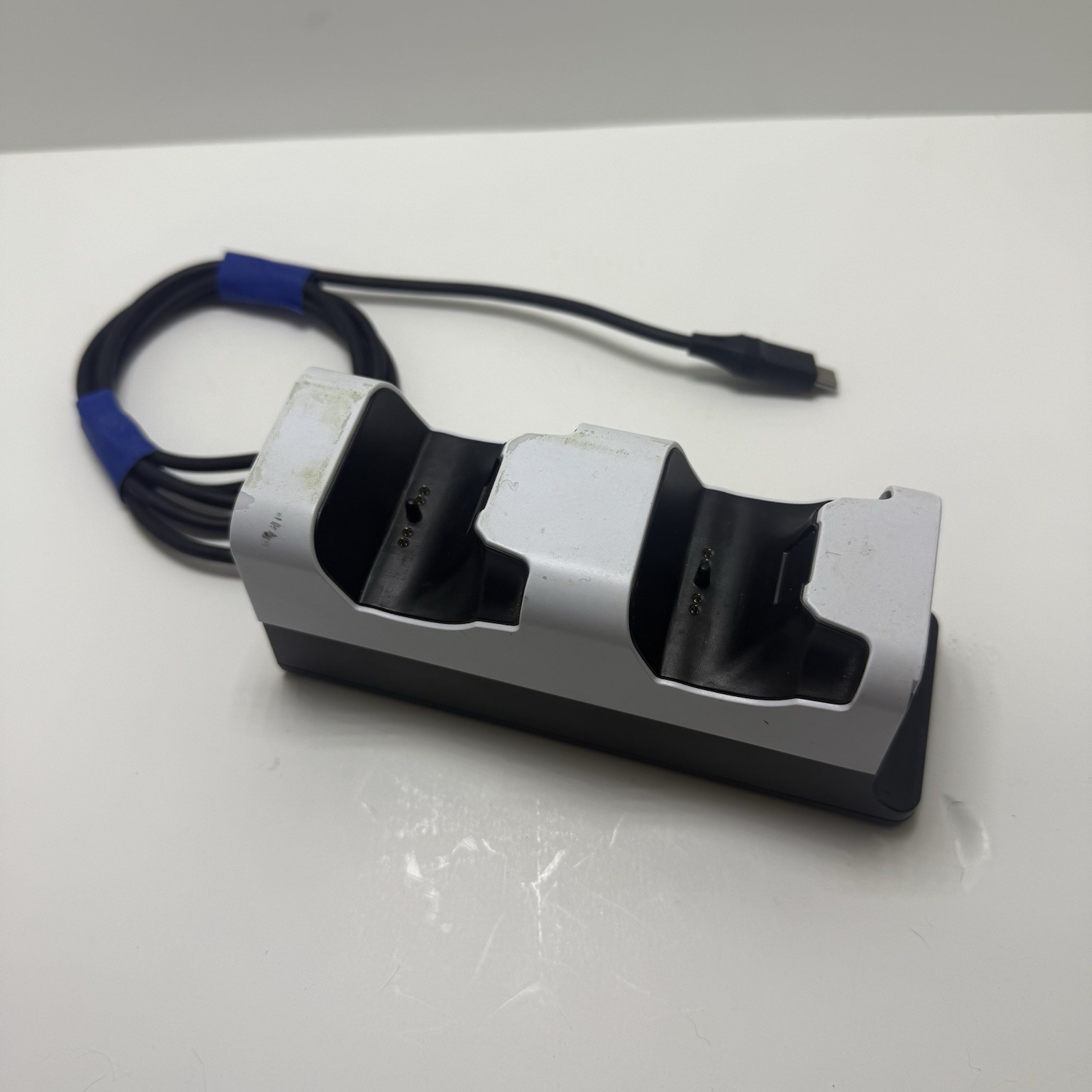 Insignia Dual Controller Charging Station For Playstation 5/4