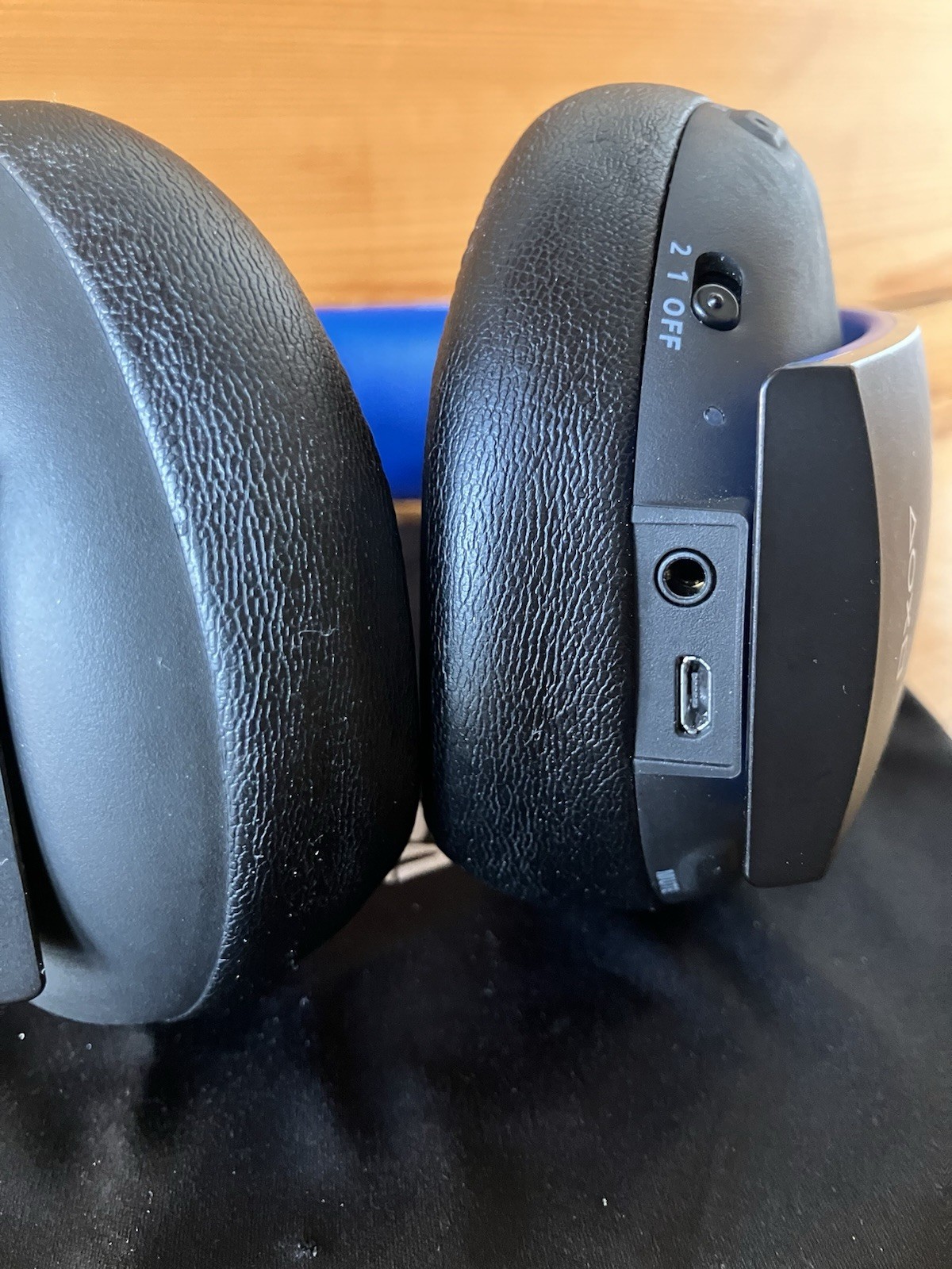 Sony PlayStation Black and Blue Wireless Headset PS4 PC – Complete w/ bag