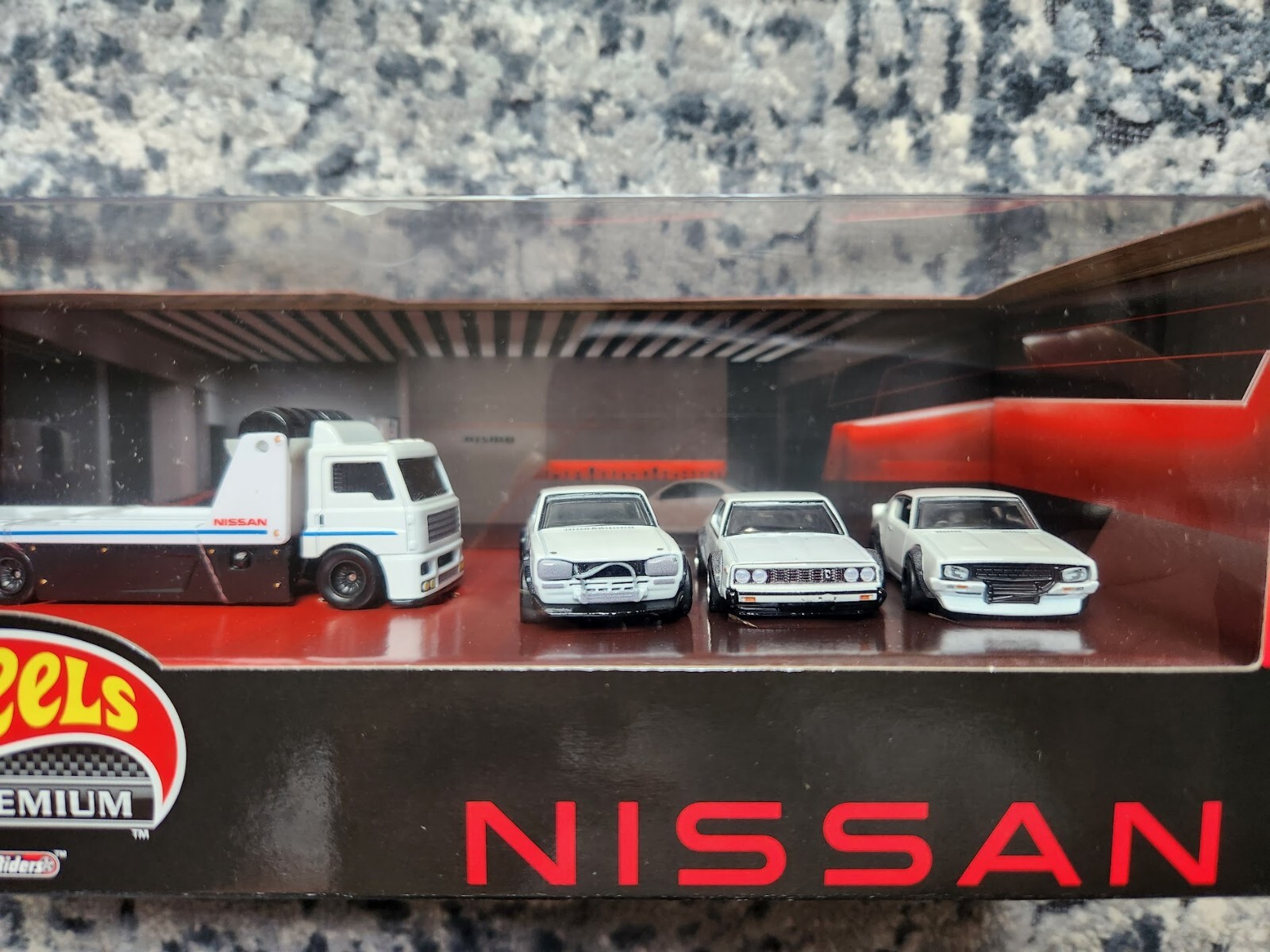 Hot Wheels Premium Collector Set, 3 Nissan Skyline Cars & 1 Transporter