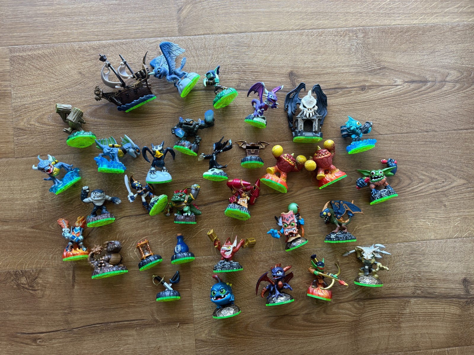 Lot of 32 Activision Skylanders Figures, See Pictures Excellent Condition