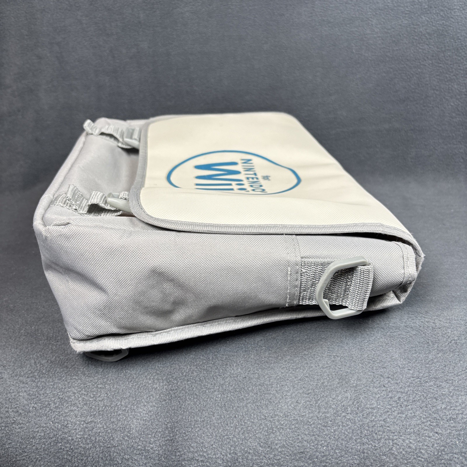 Nintendo Wii – Dream Gear Travel/Messenger Bag – NO Shoulder Strap – Gray/White