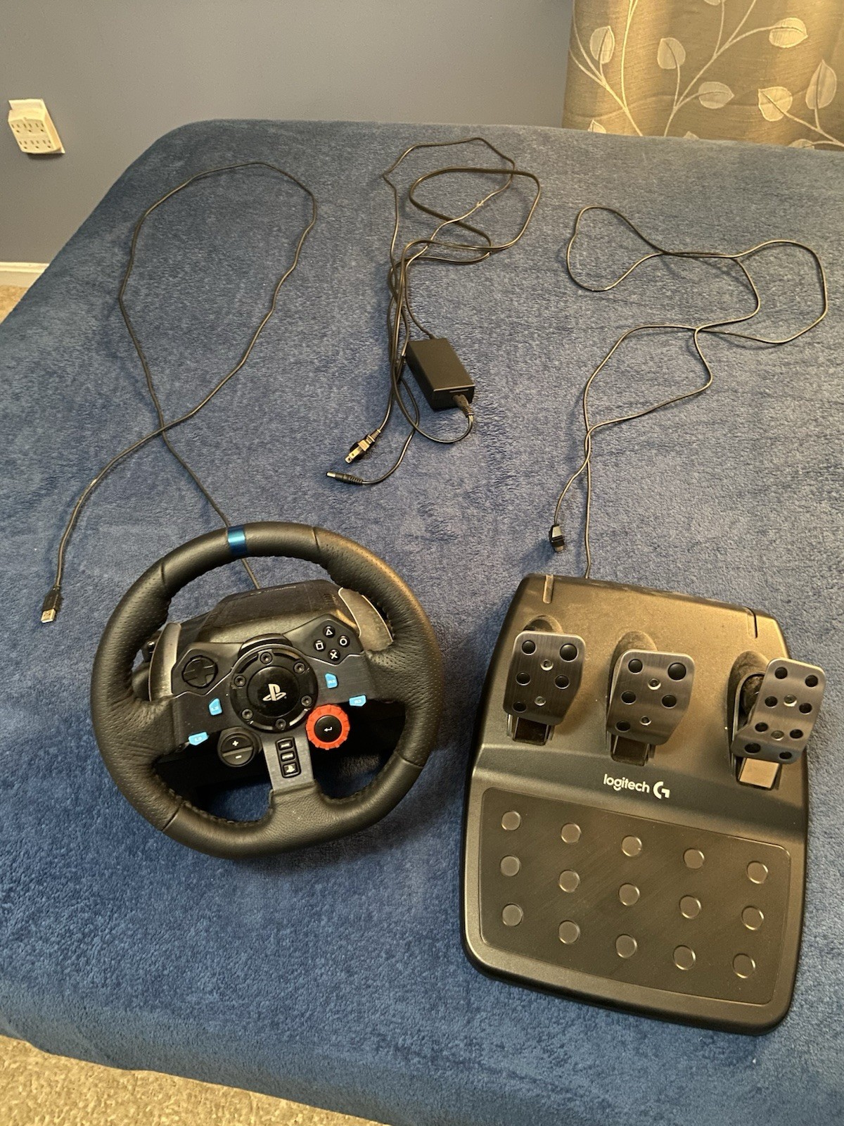 Logitech G29 Racing Wheel + Pedals + USB Handbrake (PS4/PS5/PC)
