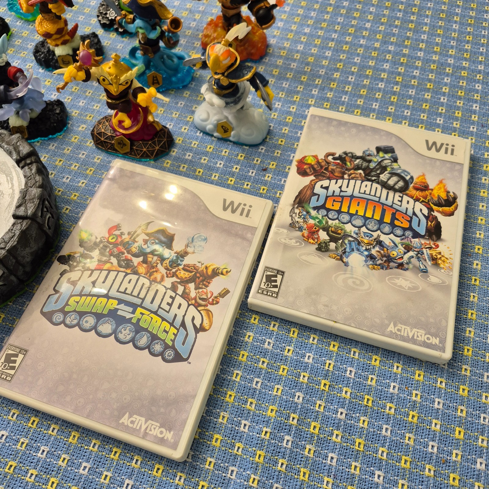 Wii SKYLANDERS Video Game Bundle – with 2 games, 22 figures, 2 portals, poster