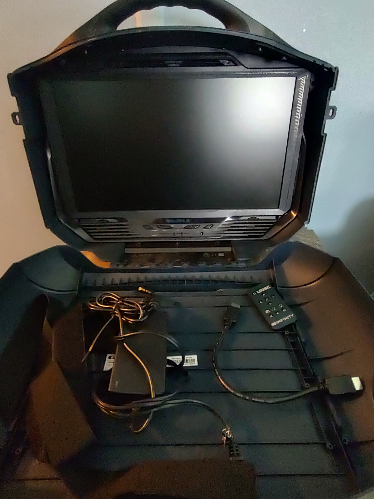 Halo UNSC Limited Edition: GAEMS Vanguard G190 LCD Gaming Case