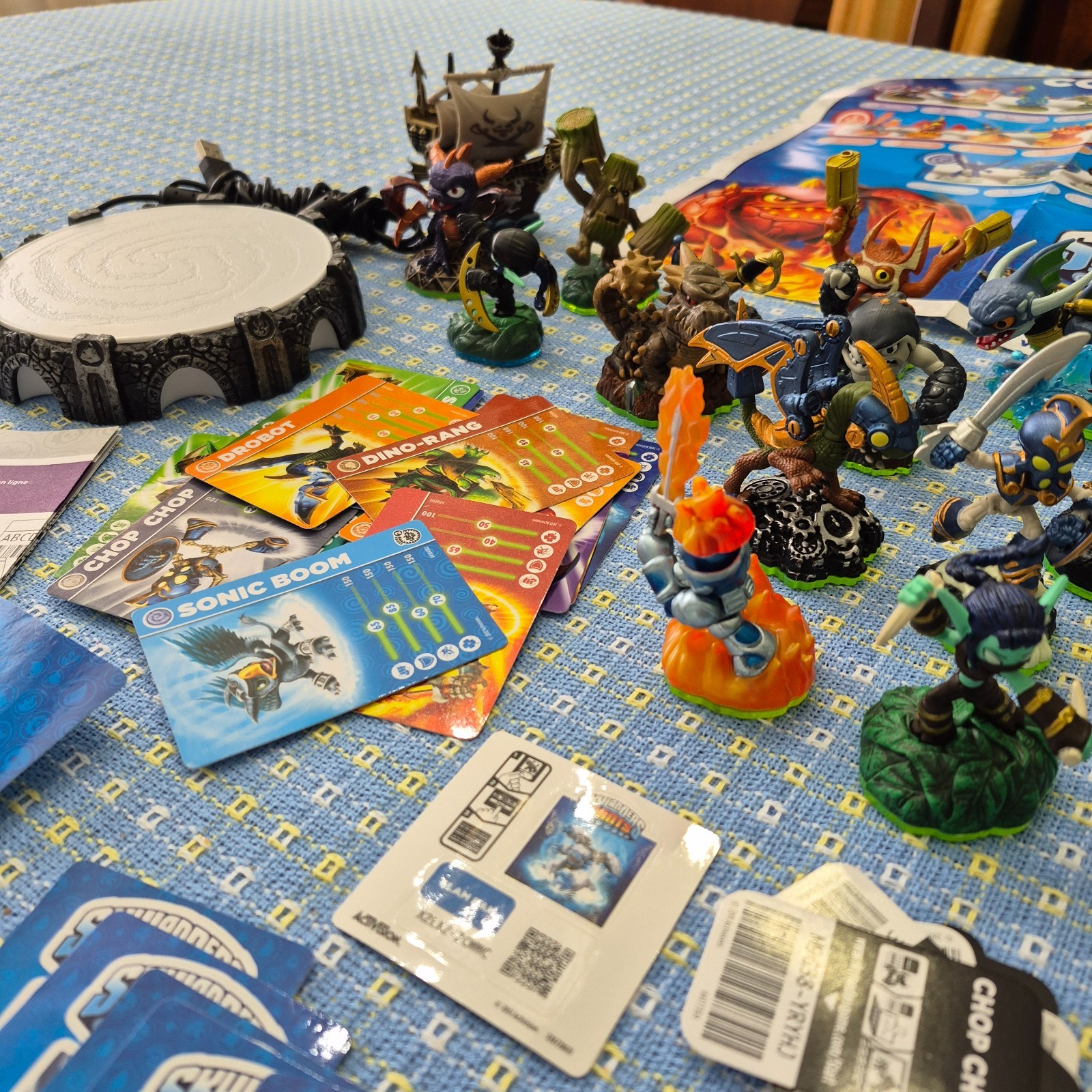 Wii SKYLANDERS Video Game Bundle – with 2 games, 22 figures, 2 portals, poster