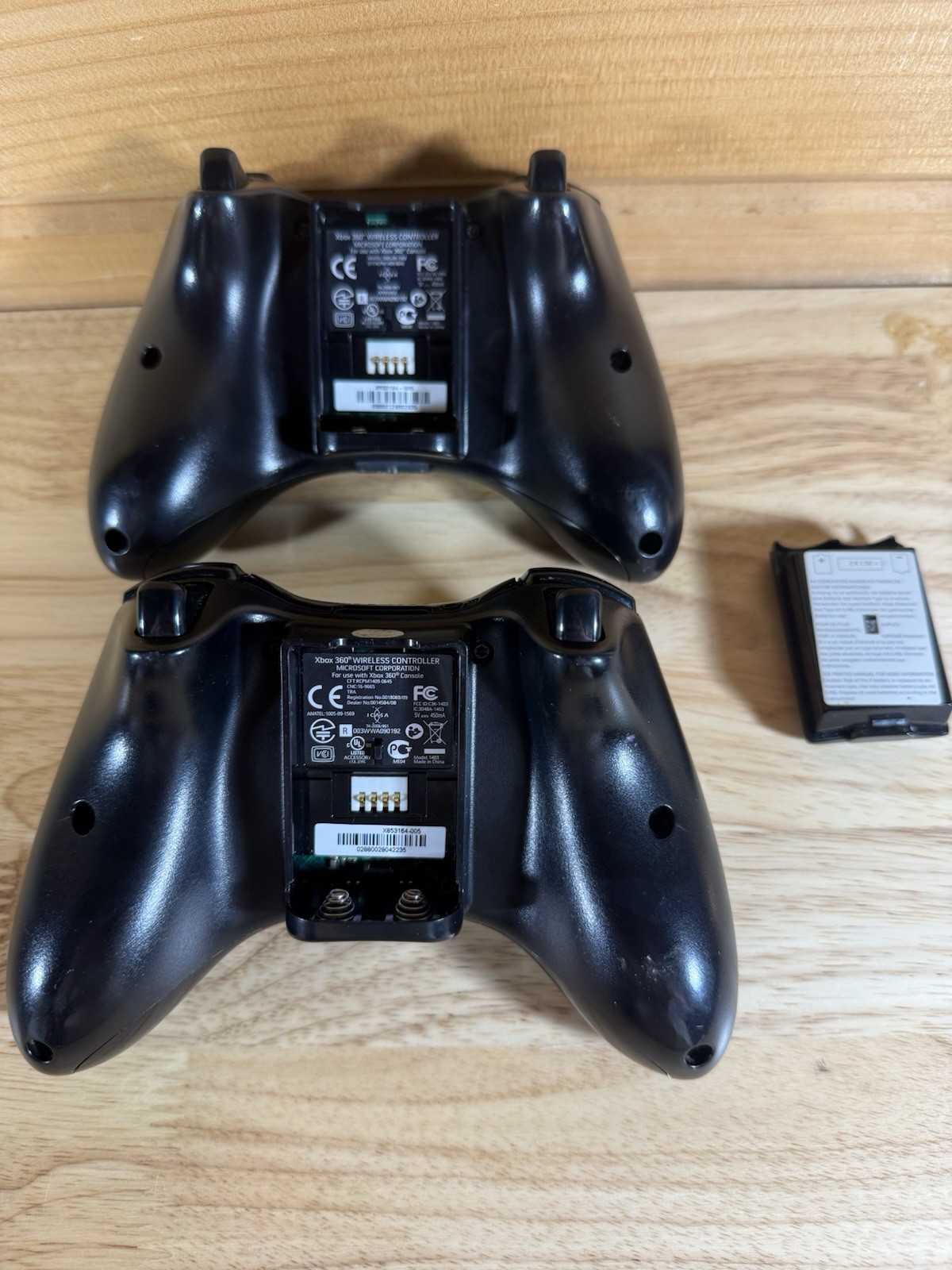 Microsoft Xbox 360 Wireless Controllers (Lot of 2) W/ 1 Battery Pack