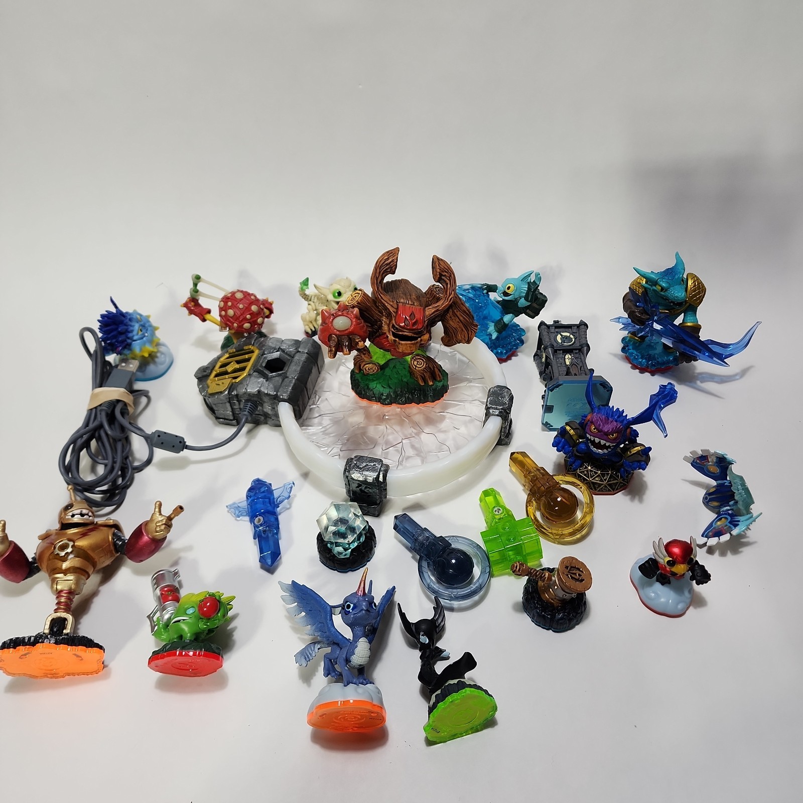 Mixed Lot – Skylanders Lot Of 16 Figures + Base + 4 Crystals