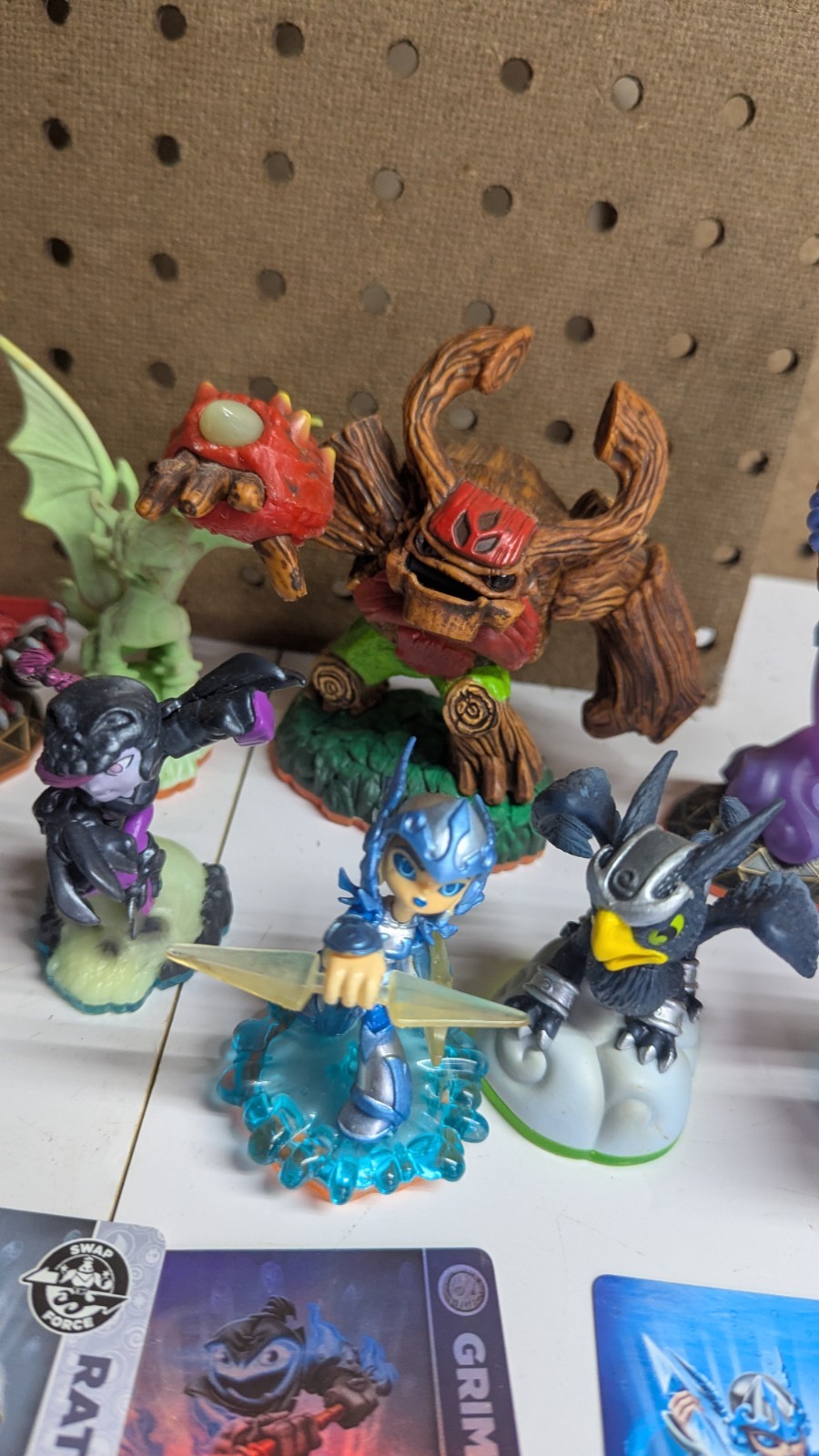Nintendo 3ds Bundle – Skylanders Giants Lot Of 14 Figures 14 Cards , Stickers