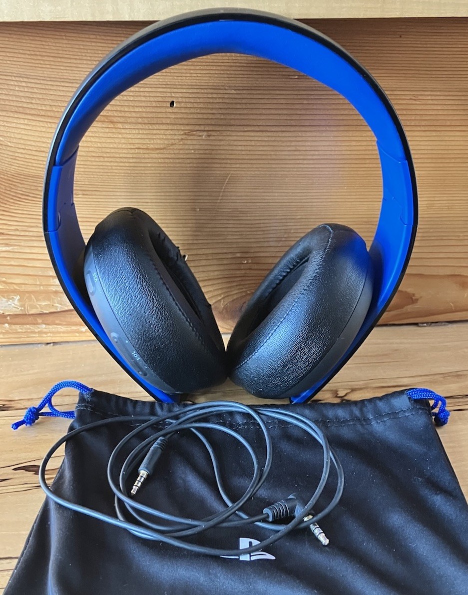 Sony PlayStation Black and Blue Wireless Headset PS4 PC – Complete w/ bag