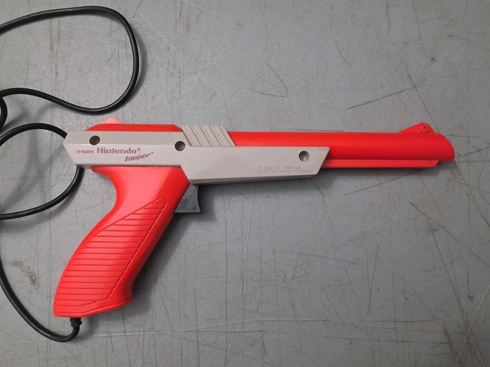 Original 1985 Nintendo NES Zapper Duck Hunt Gun Authentic NES-005 Orange Mint