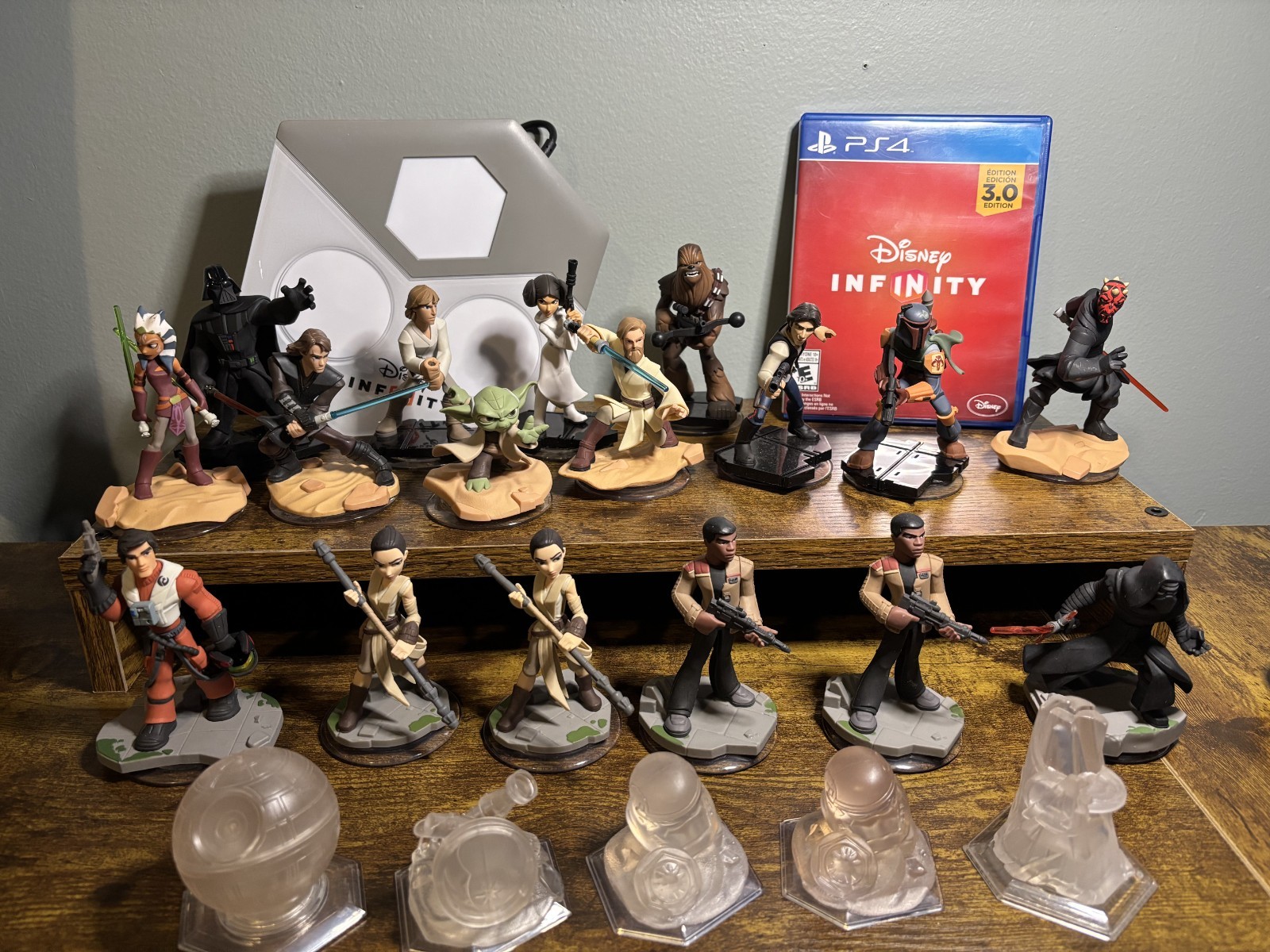 Large Star Wars Disney Infinity Lot PS4 3.0 Portal – 17 Figures plus 5 crystals