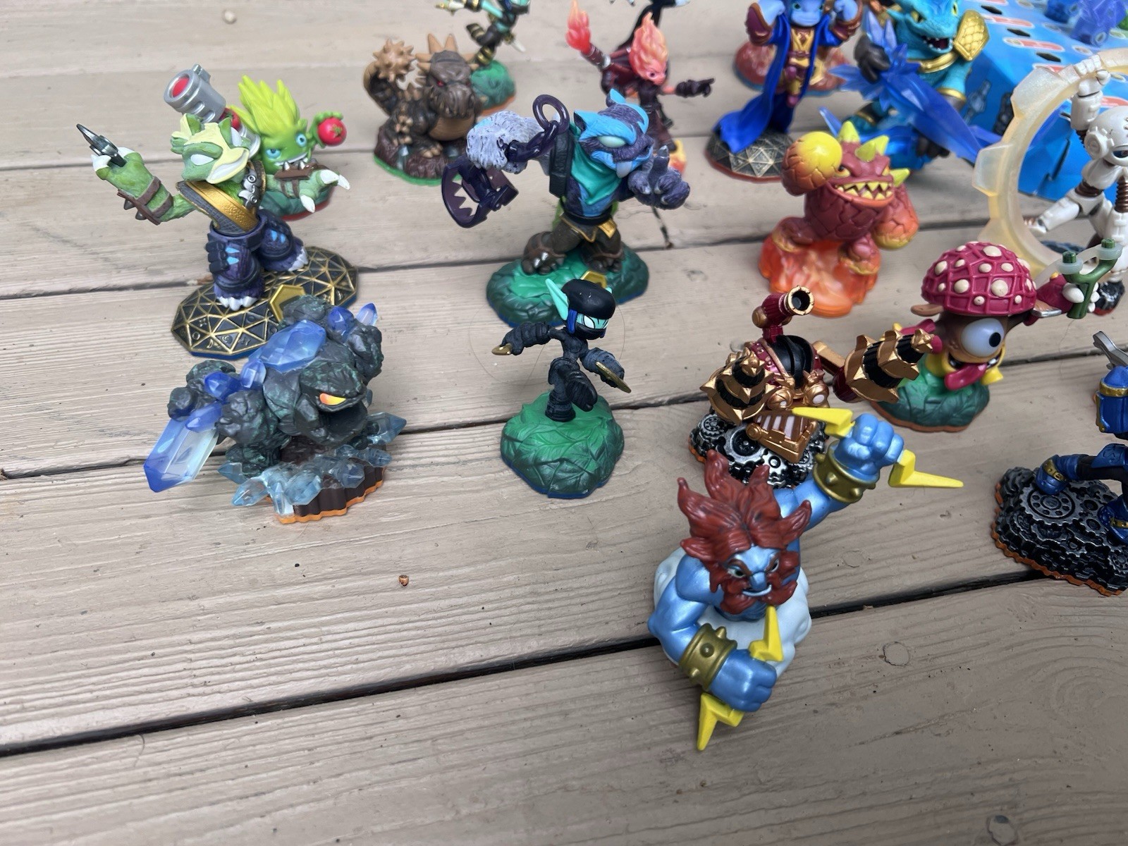SKYLANDERS Figures Huge Lot Swap force Trap Team Chest Crystal Traps Crate