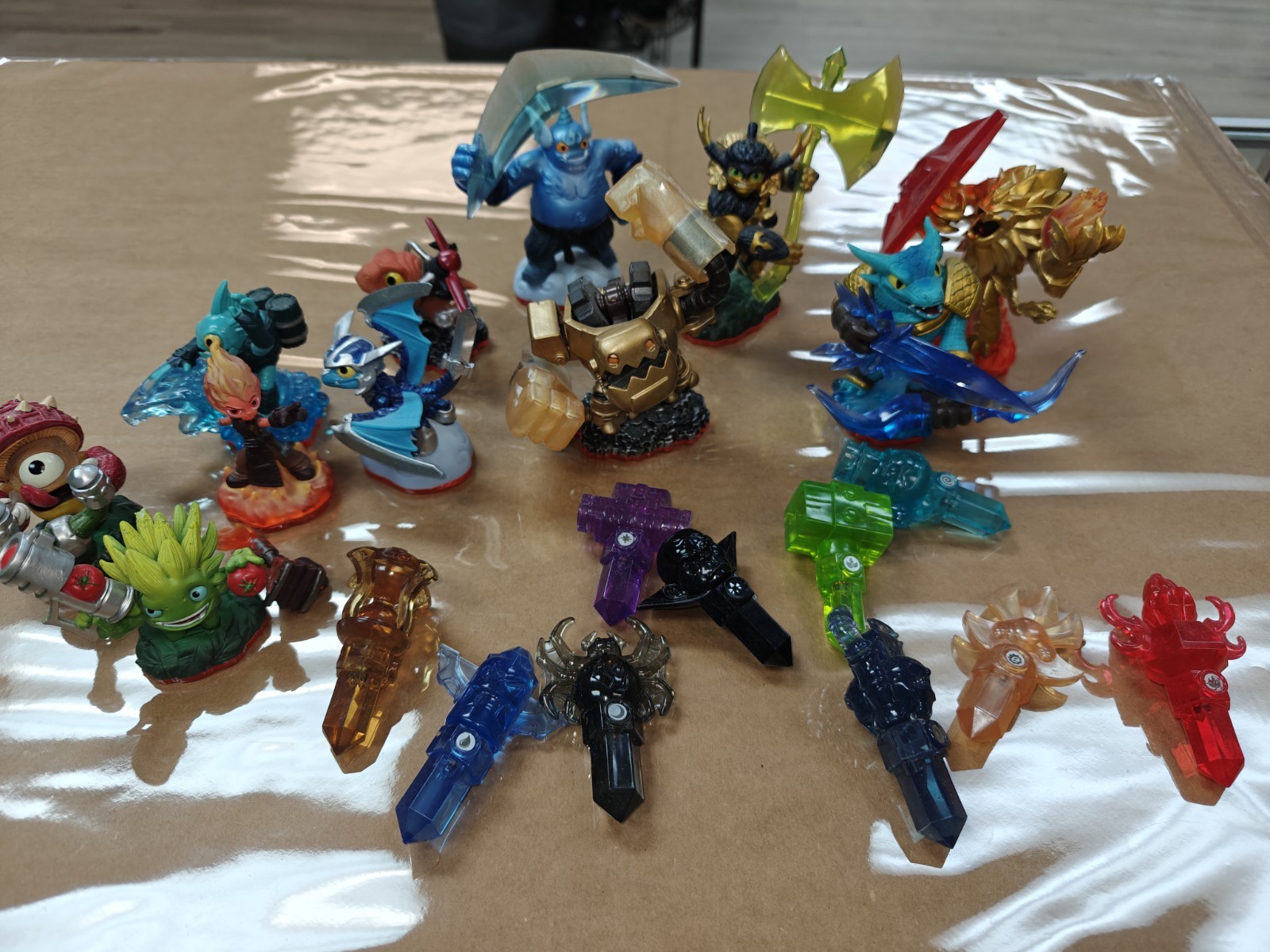 Lot of 11 Skylanders Trap Team Characters & 10 Crystal Traps See Pics