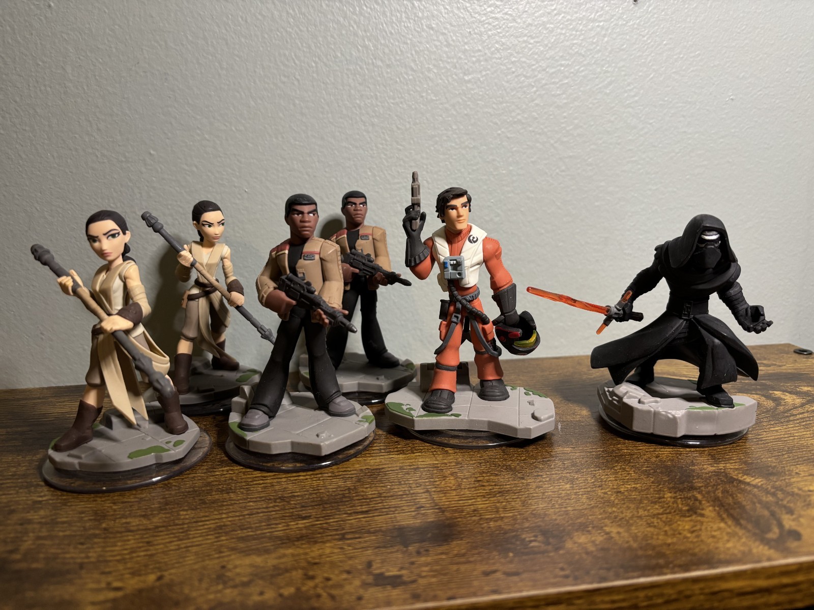 Large Star Wars Disney Infinity Lot PS4 3.0 Portal – 17 Figures plus 5 crystals