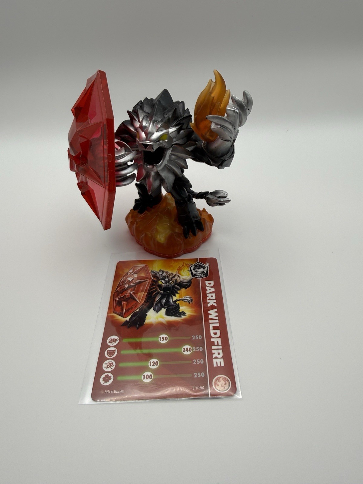 Activision Skylanders Dark Wildfire Trap Master Red Shield Silver Lion + Card