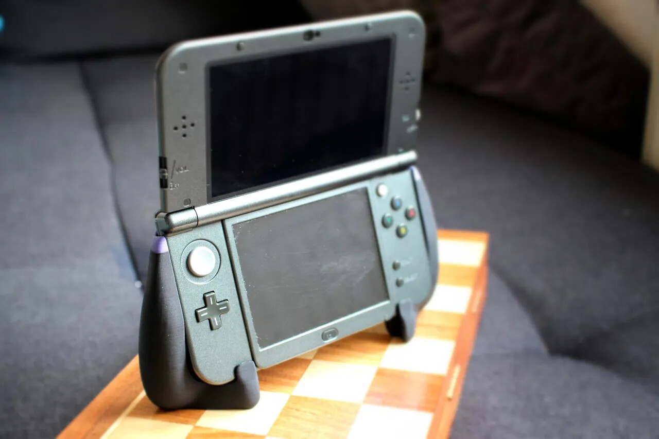 Nintendo New 3DS XL Comfort Grip v2 Handheld Controller for New 3DS XL