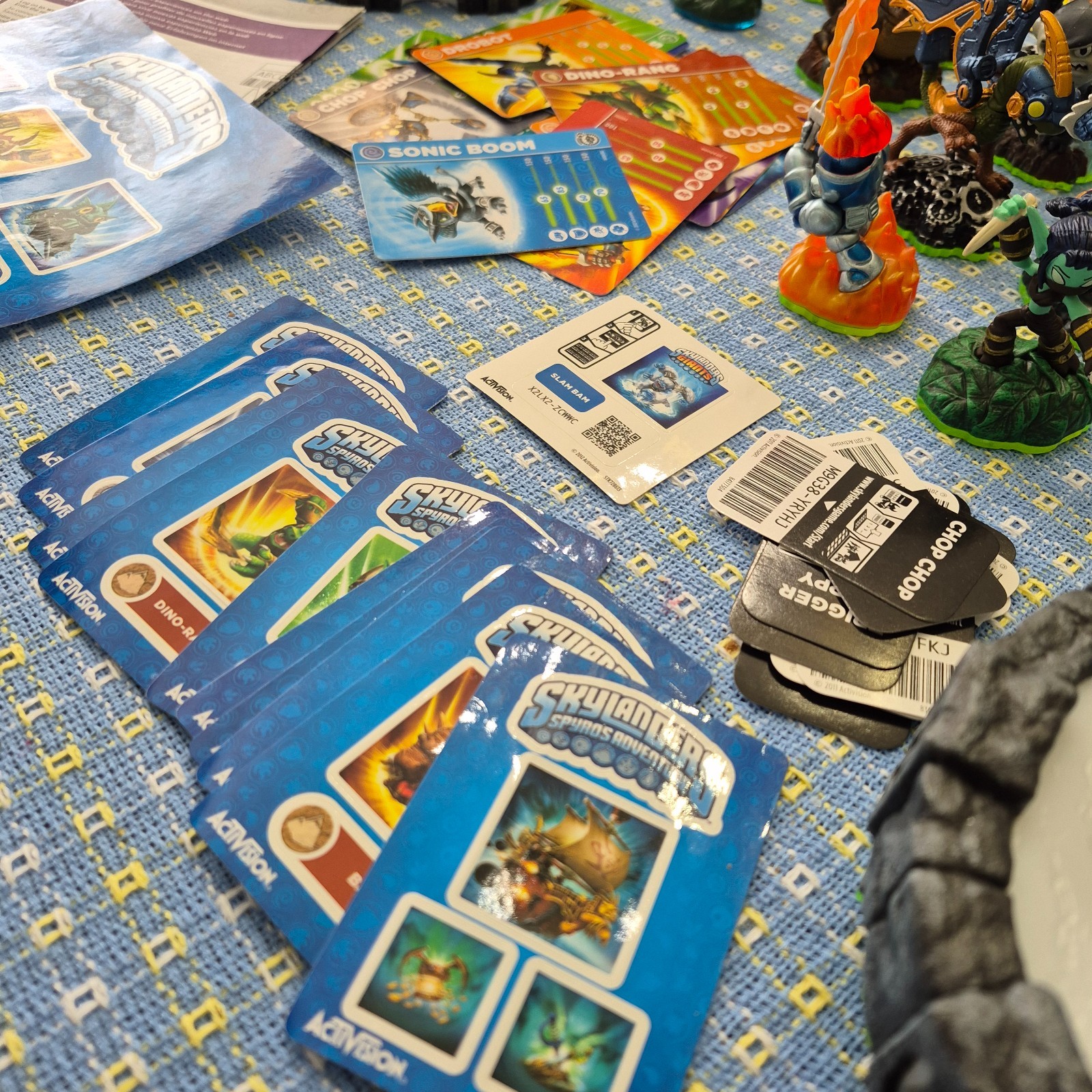 Wii SKYLANDERS Video Game Bundle – with 2 games, 22 figures, 2 portals, poster