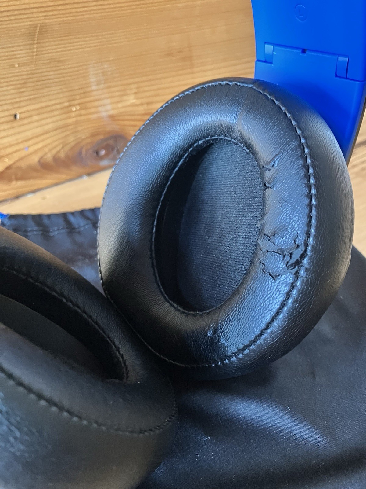 Sony PlayStation Black and Blue Wireless Headset PS4 PC – Complete w/ bag