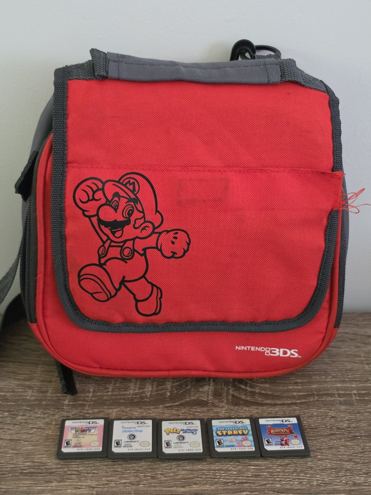 Nintendo 3DS Bag With Five Nintendo DS Game Bag Is Damaged AS IS