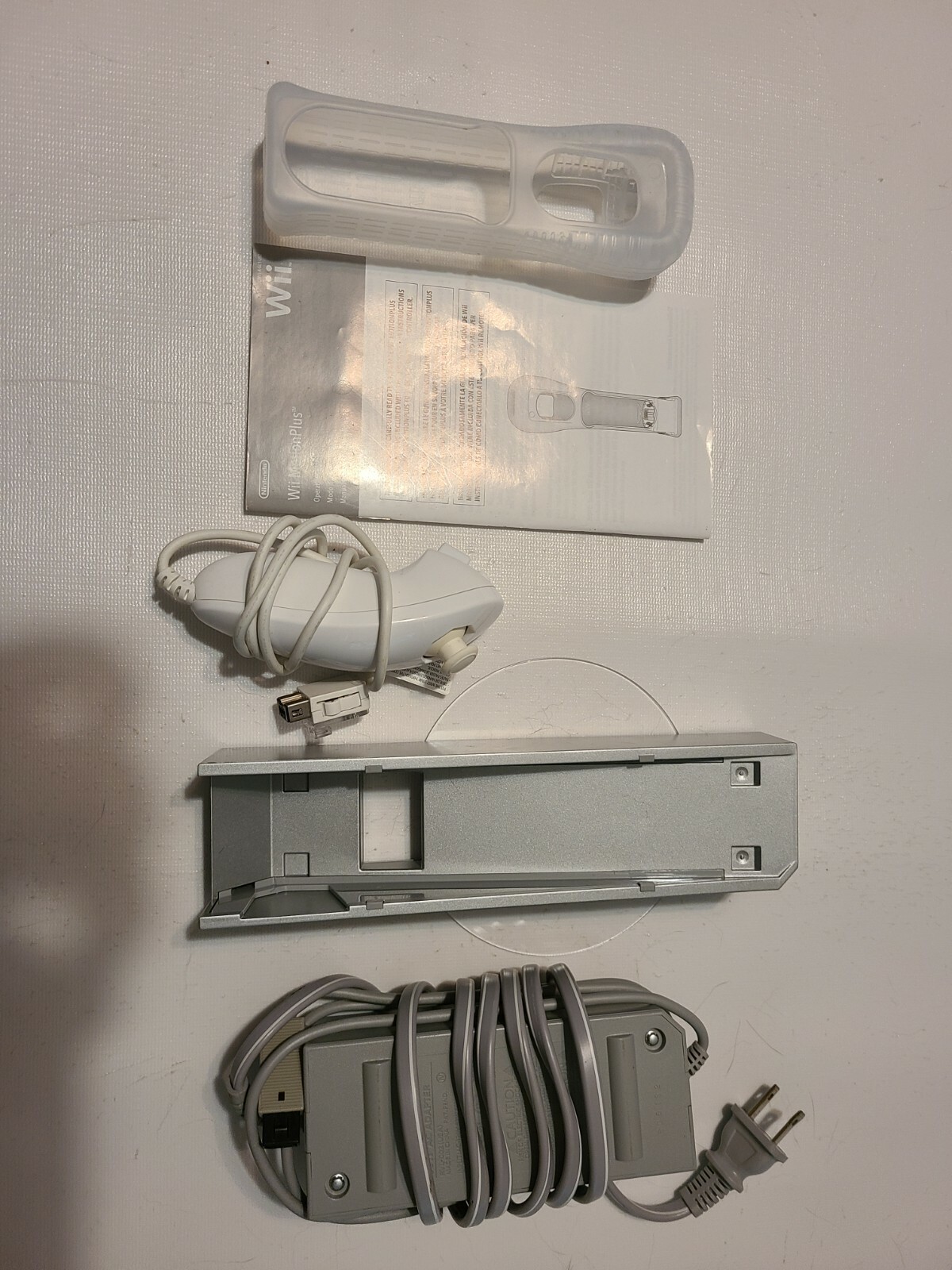 NINTENDO WII NUMCHUCK, SILICONE SLEEVE, CABLE ADAPTER, CONSOLE STAND RVL-017