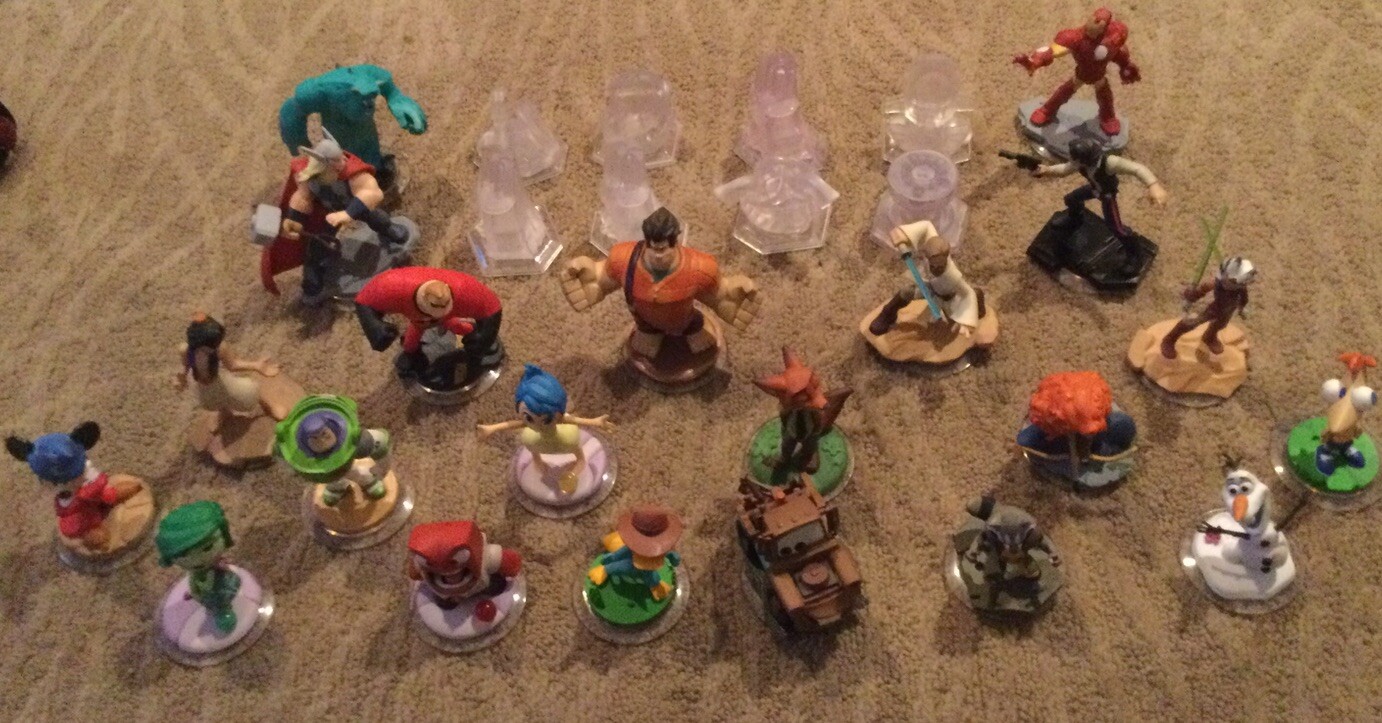 Disney Infinity Bundle Bulk Lot 39 Pieces (Figures, Portals and Game Discs)