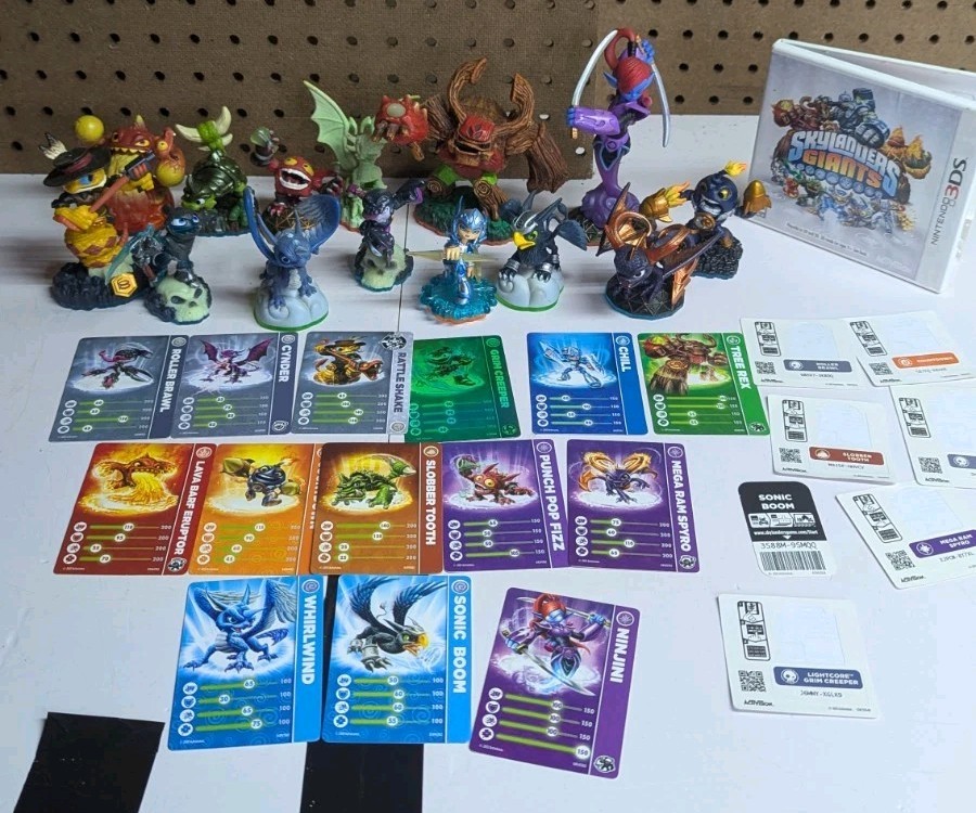 Nintendo 3ds Bundle – Skylanders Giants Lot Of 14 Figures 14 Cards , Stickers