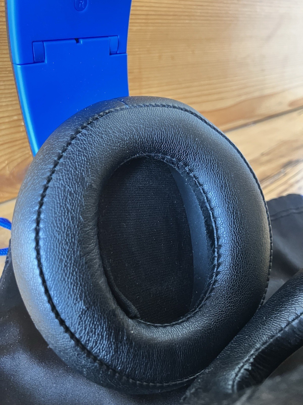 Sony PlayStation Black and Blue Wireless Headset PS4 PC – Complete w/ bag