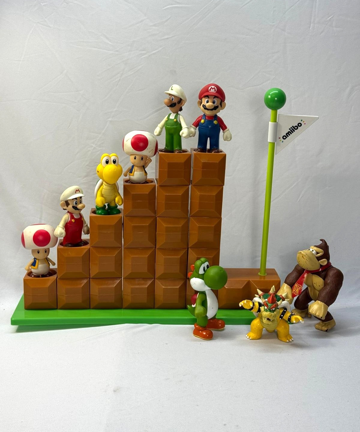 NINTENDO AMIIBO Super Mario Bros Display Stand End Level with Nintendo Figures
